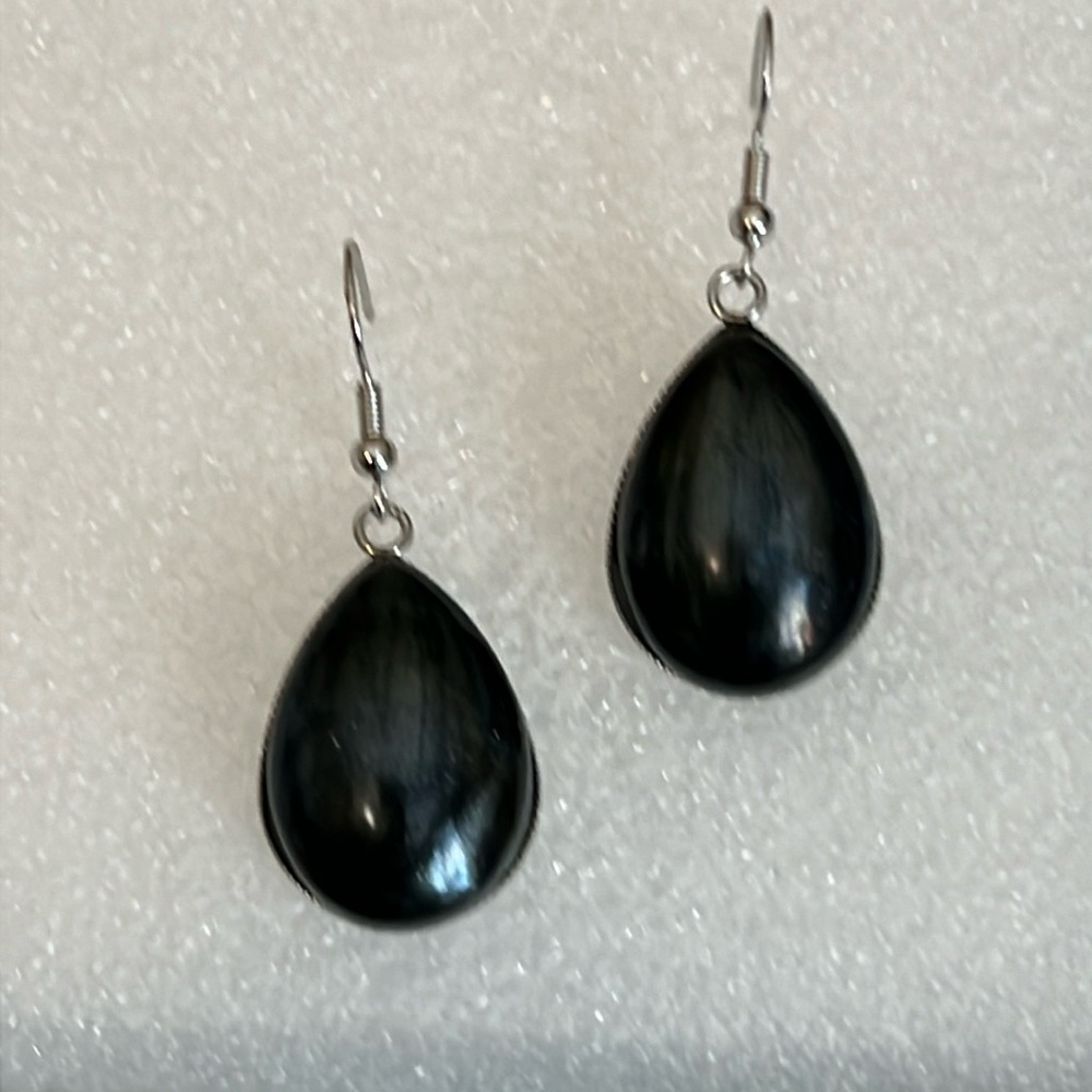 24021 Black teardrop earrings